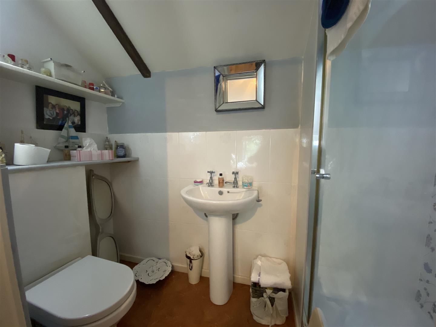 EN SUITE SHOWER ROOM